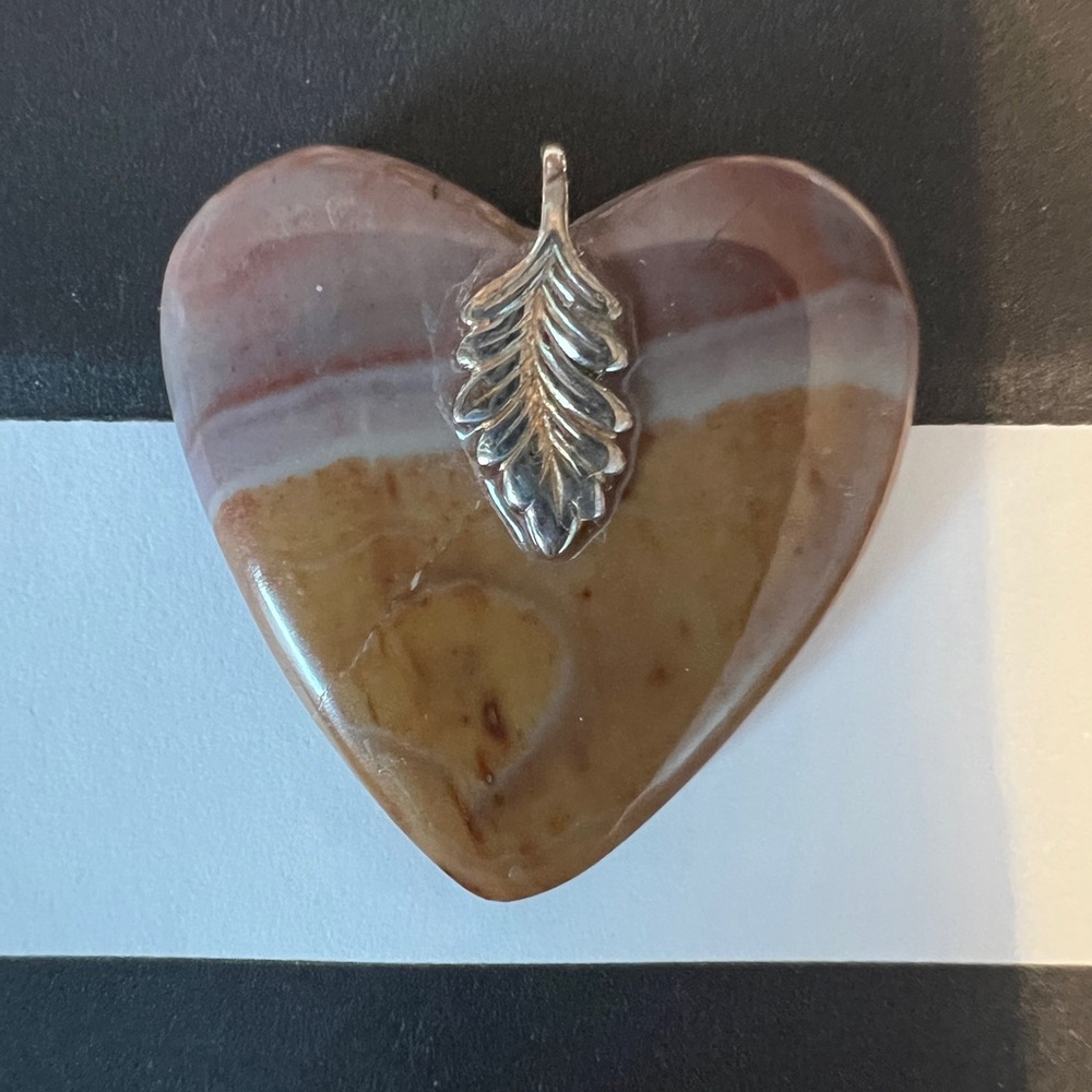 Beautiful heart shaped agate pendant.